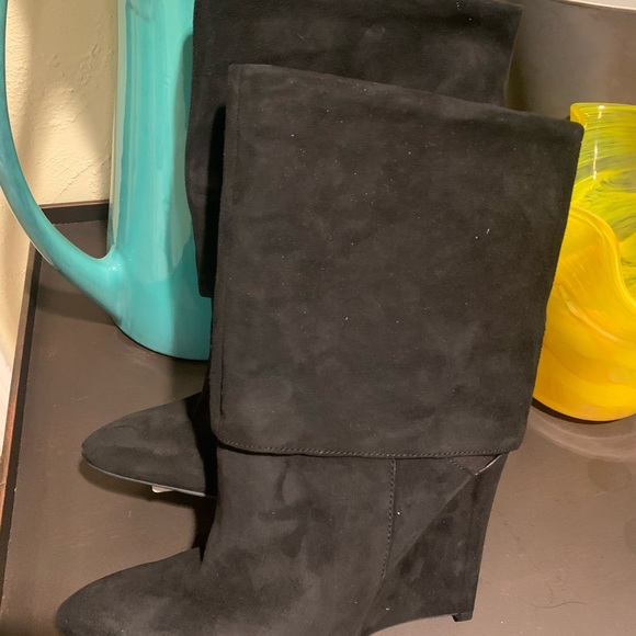 Enzo Angiolini Eadagene Black Suede Booties - Picture 8 of 12